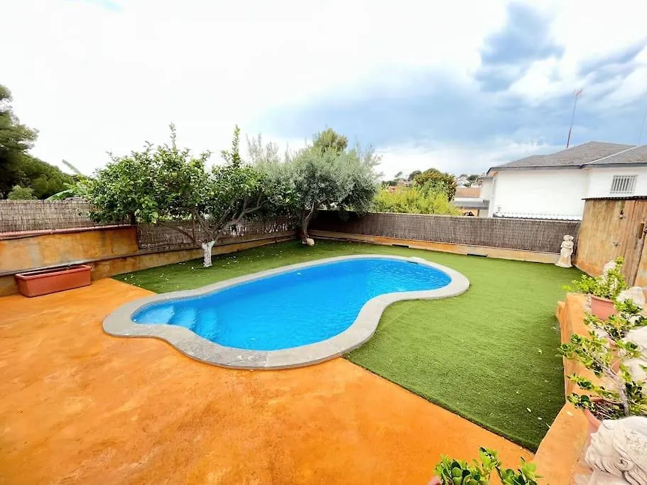 Дом отдыха Вилла Casa De Vacaciones En Castelldefels ¡Tranquilidad Y Piscina!
